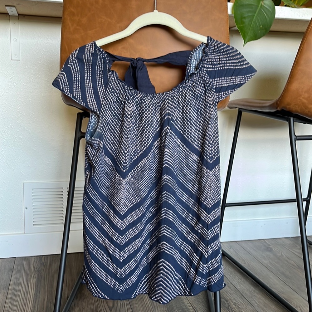 Cap sleeve patterned XS navy top with bow tie in back
